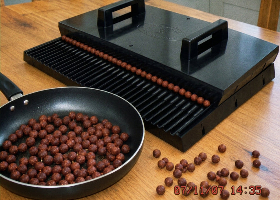 A rolling table and a frying pan
